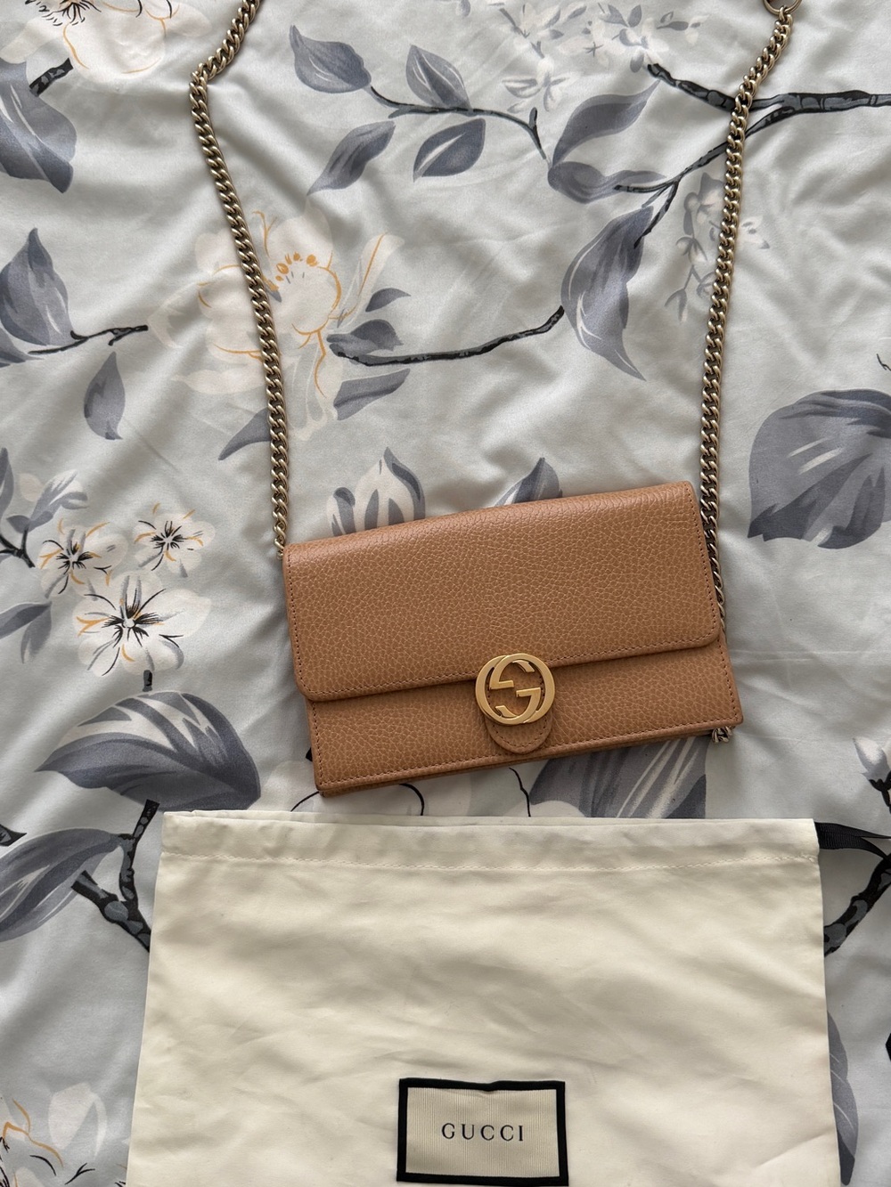 Gucci interlocking Leather Chain Crossbody with Gold GG